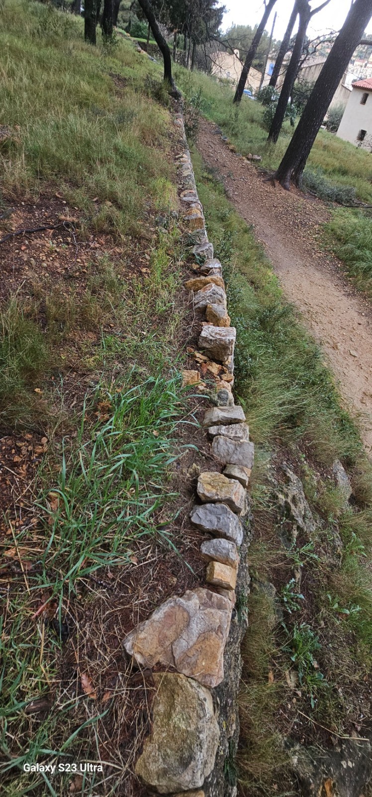 reconstruction des murs en pierres sèches sur le parc de la villa Marguerite à Ollioules