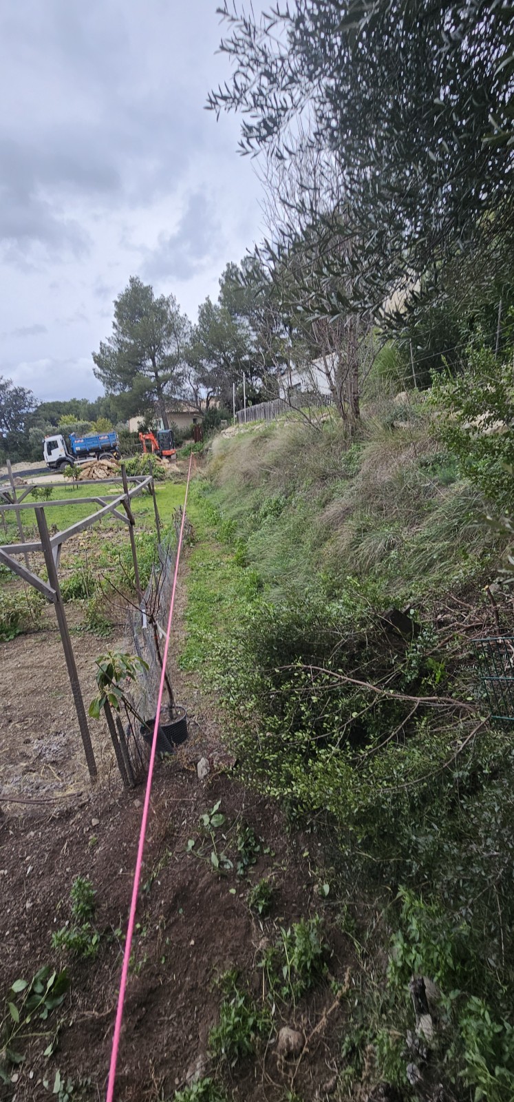 Chantier en cour, reconstruction murets en pierres sèches sur La Cadièred'Azur
