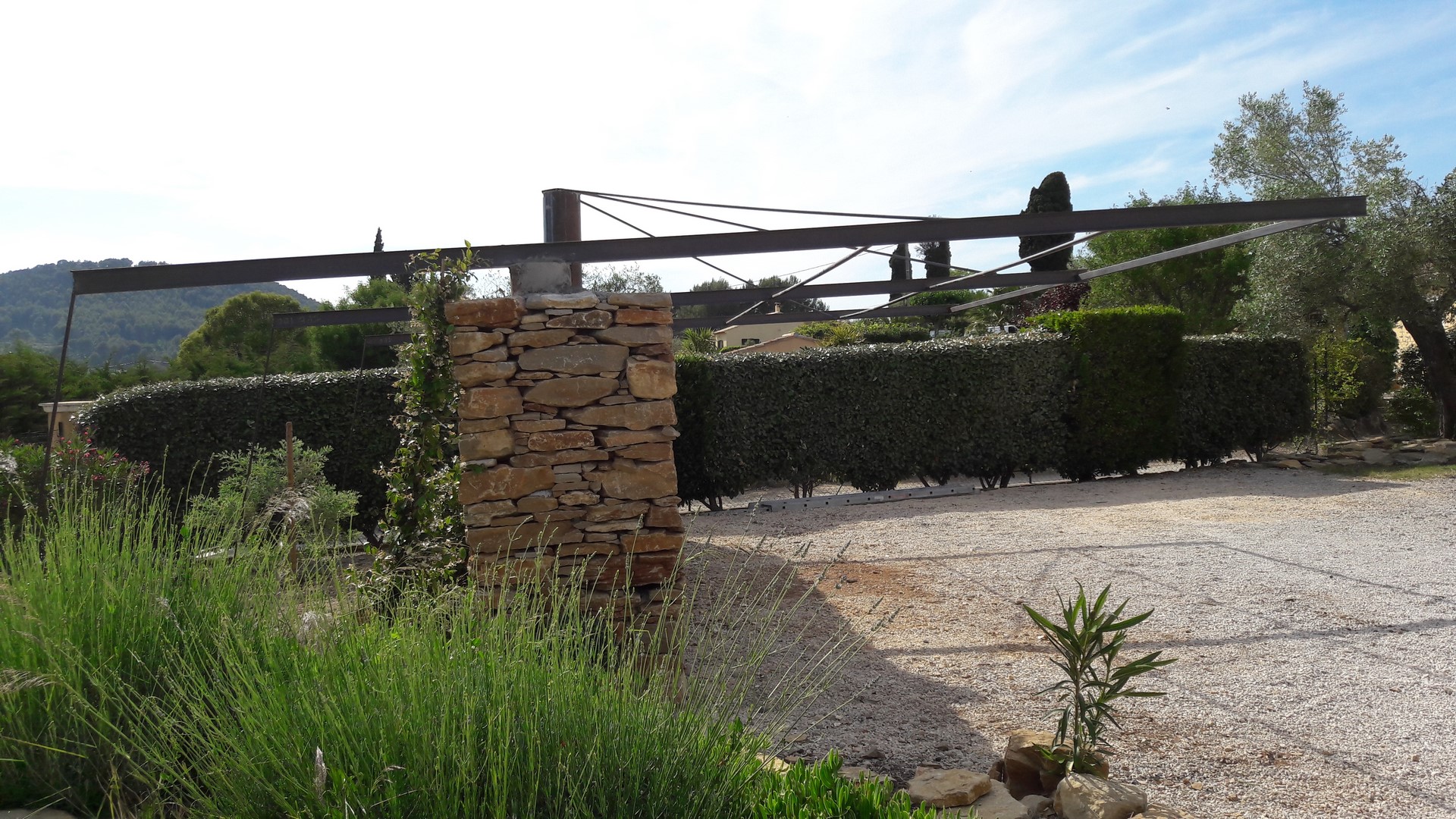 Paysagiste aménagement extérieur du jardin avec plantation et gravier à Hyères 83400 Var