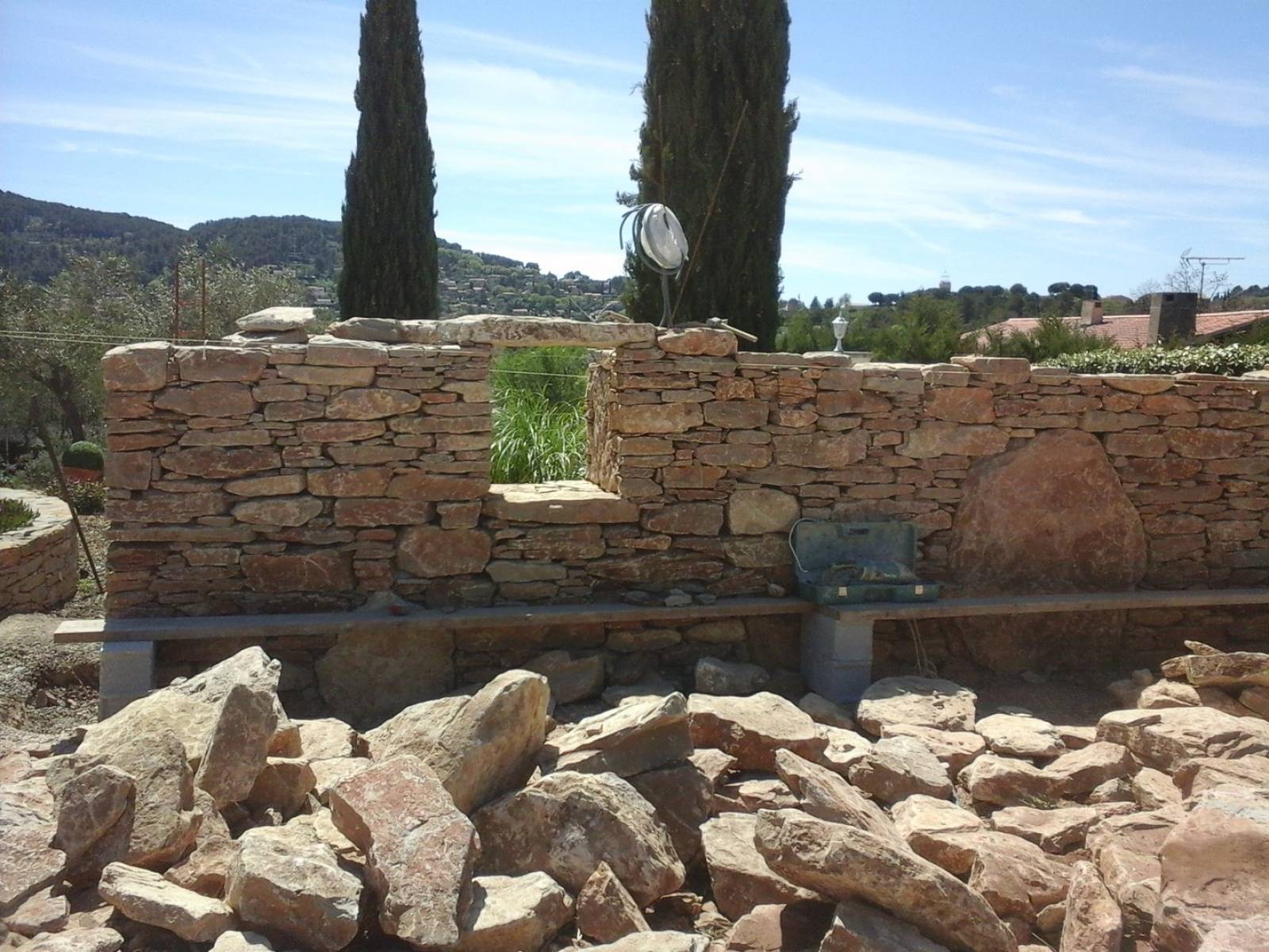 Haut muret en pierres sur le Beausset