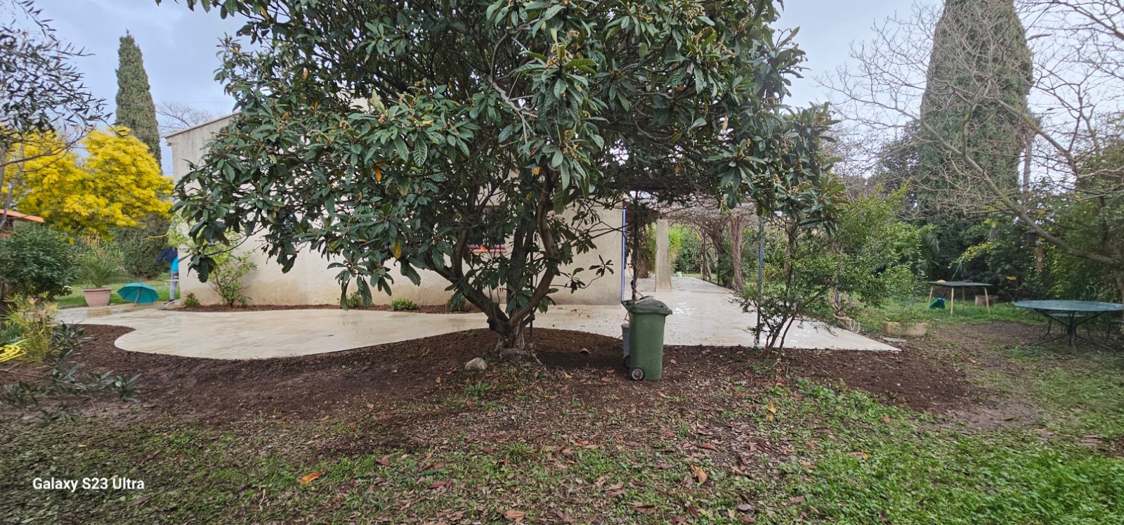 Pose de travertin pour une terrasse d'une maison à Ollioules