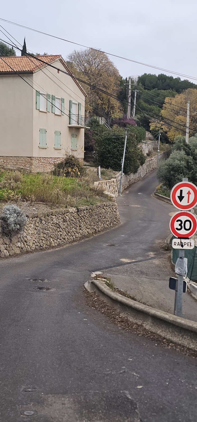 Travaux de création d’une voirie d’accès et d’un parking véhicules pour la restauration d'une ancienne maison sur la Commune de Ollioules