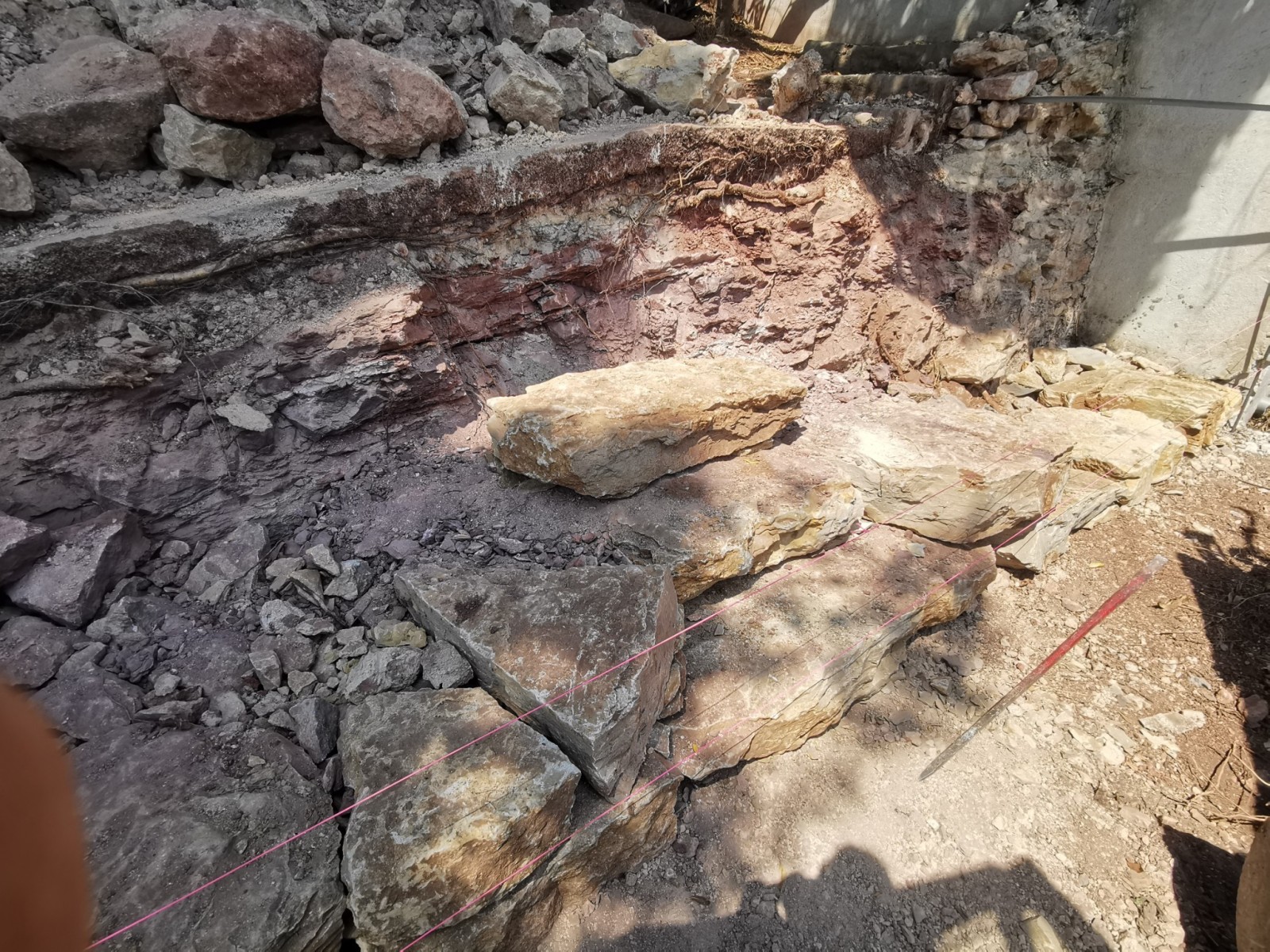 création d un muret en pierres sèches avec un escalier