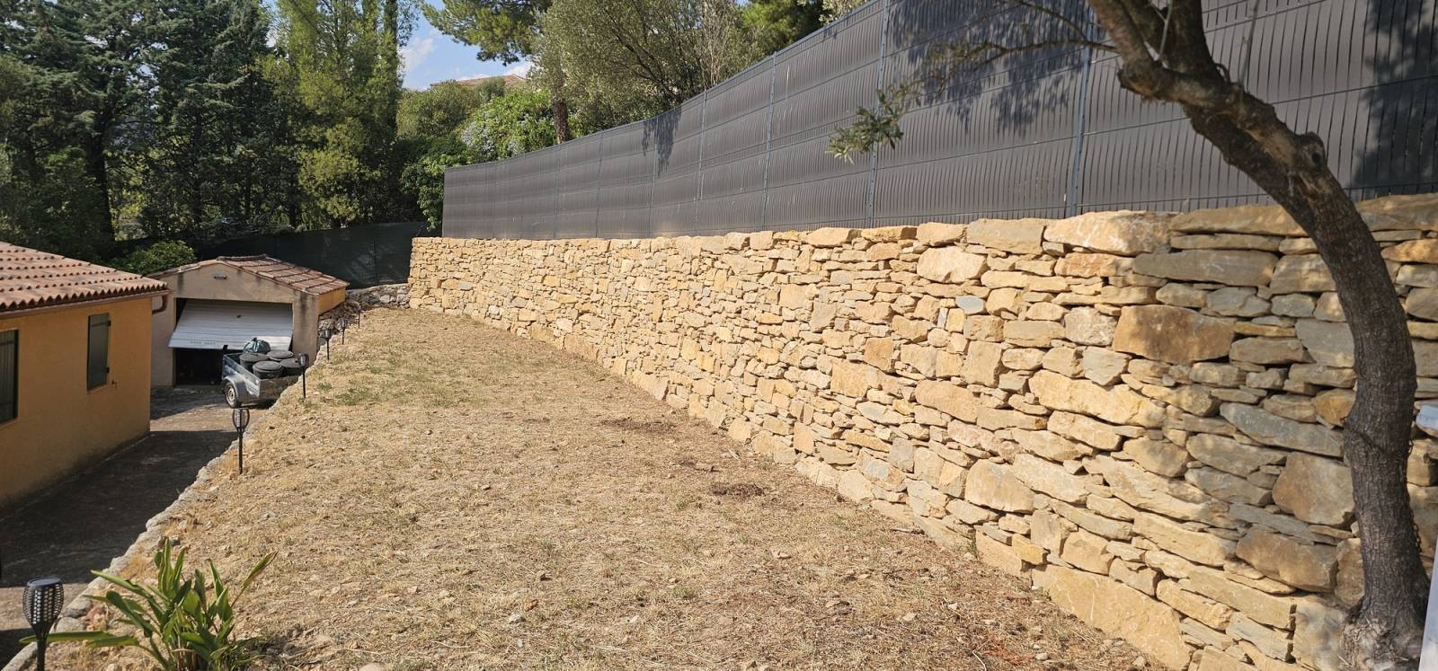 Aprés la Reconstruction d'un mur de soutènement en pierres sèches à Ollioules dans le Var