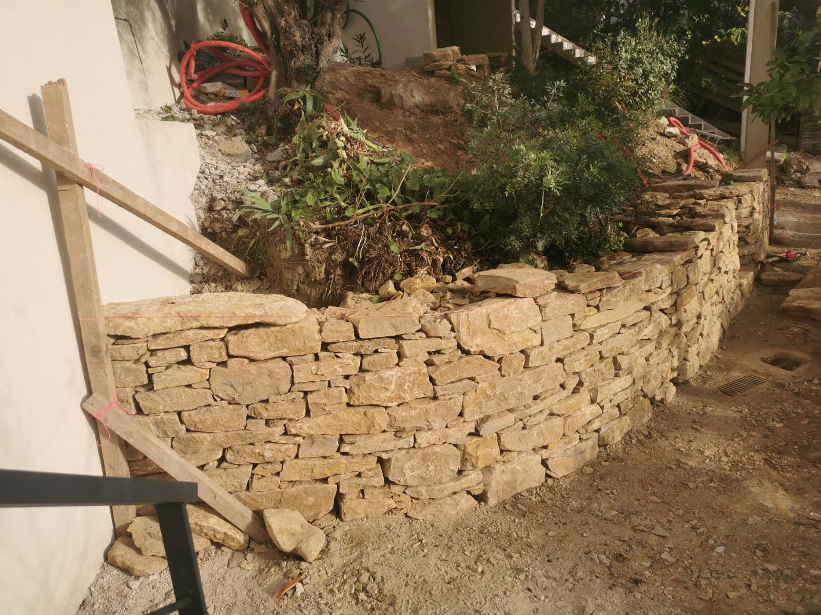 Comment construire un muret en pierres sèches de forme arrondie