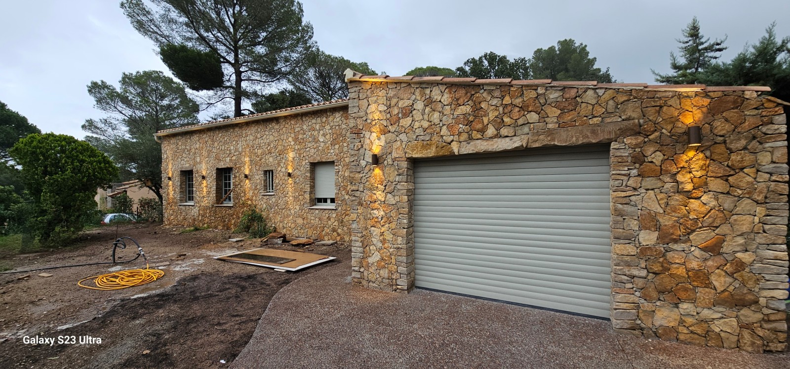 création d un parement en pierres naturel d une villa sur St Raphaël