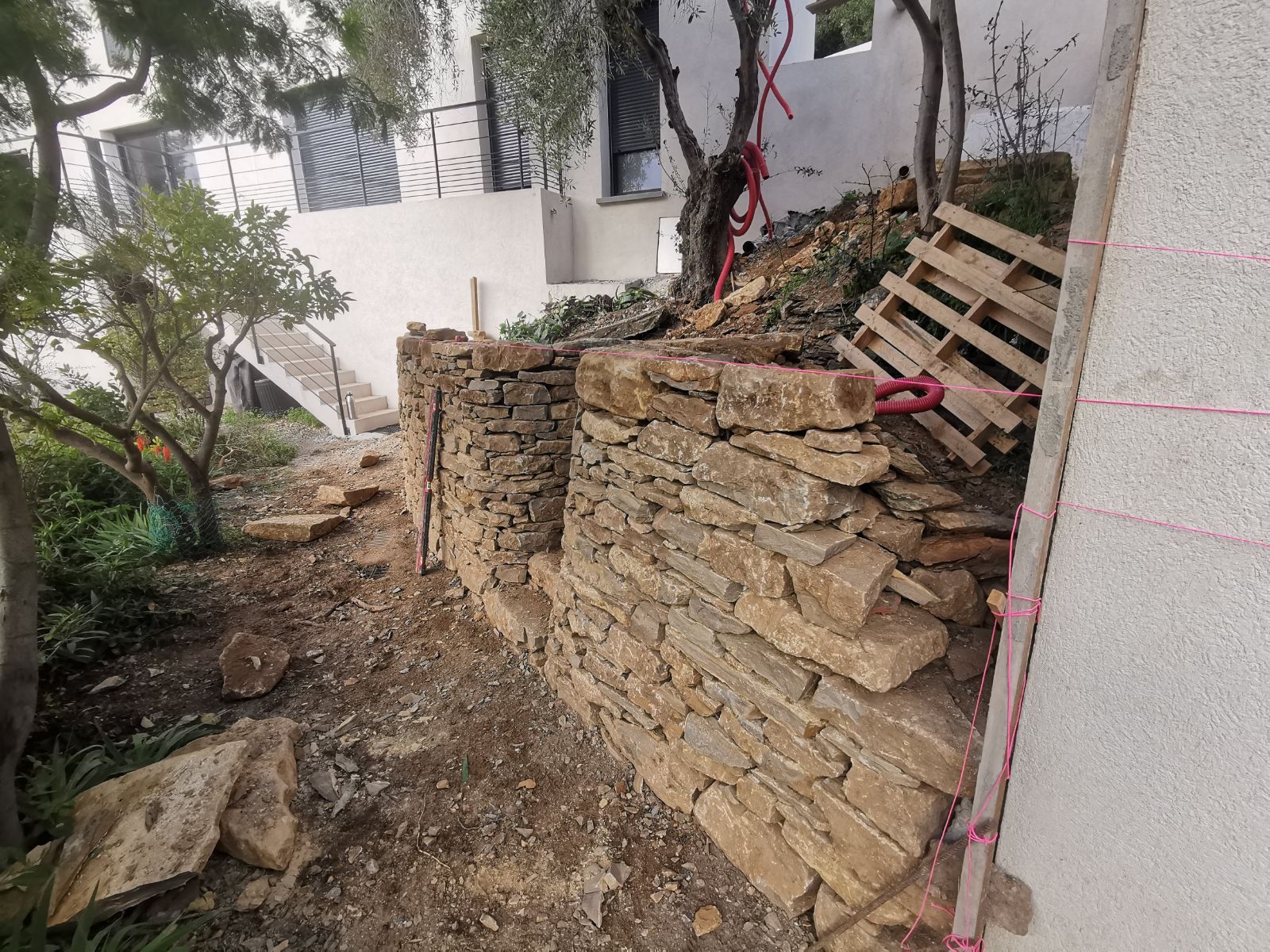 Comment construire un muret en pierres sèches pour retenir les terres 