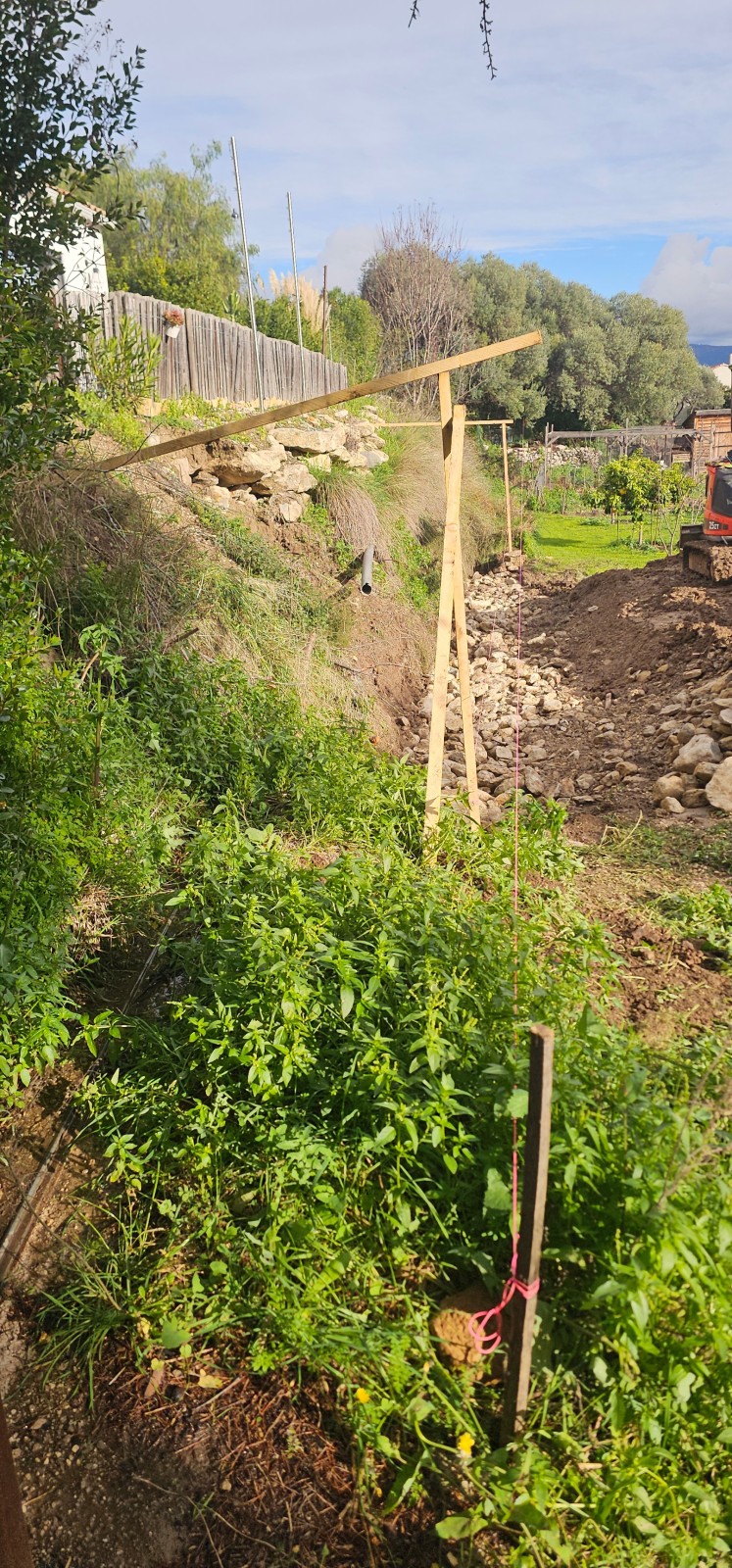 Chantier en cour, reconstruction murets en pierres sèches sur La Cadièred'Azur