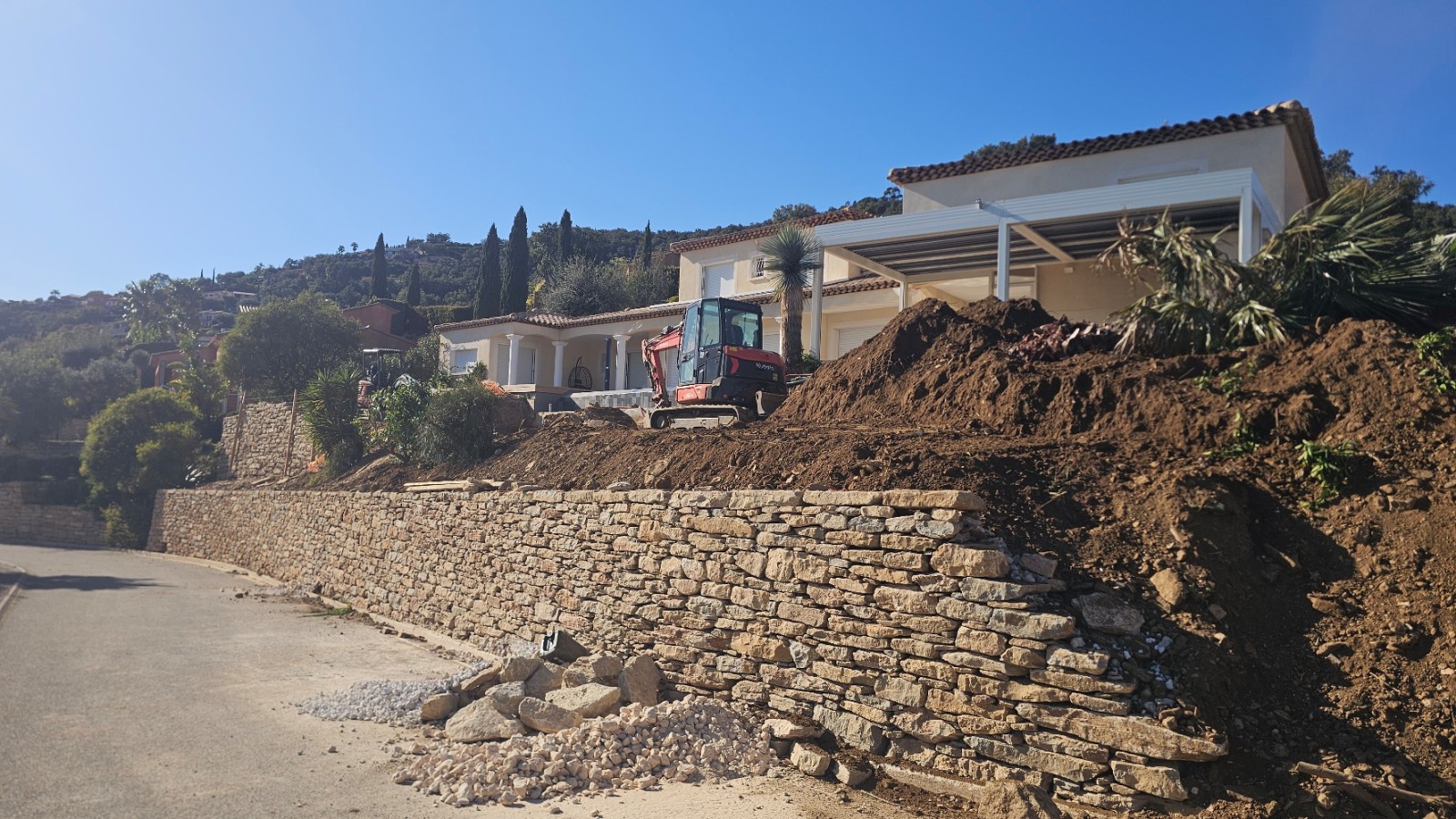 Travaux d’aménagement paysager incluant la réalisation de murets de soutènement en pierres sèches à La Londe-les-Maures (Var).