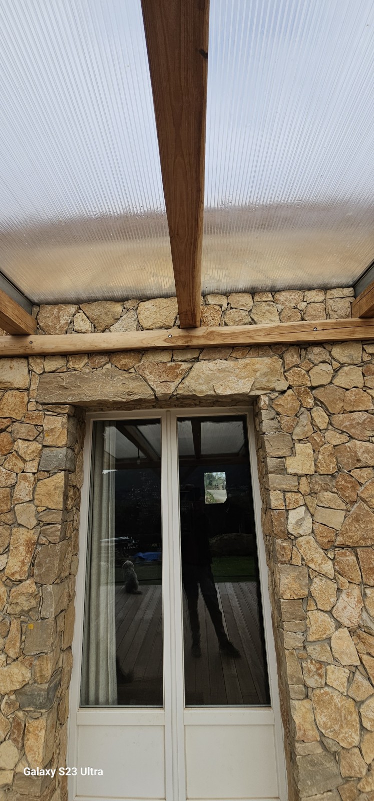 création d un parement en pierres naturel sur une villa en Corse du Sud