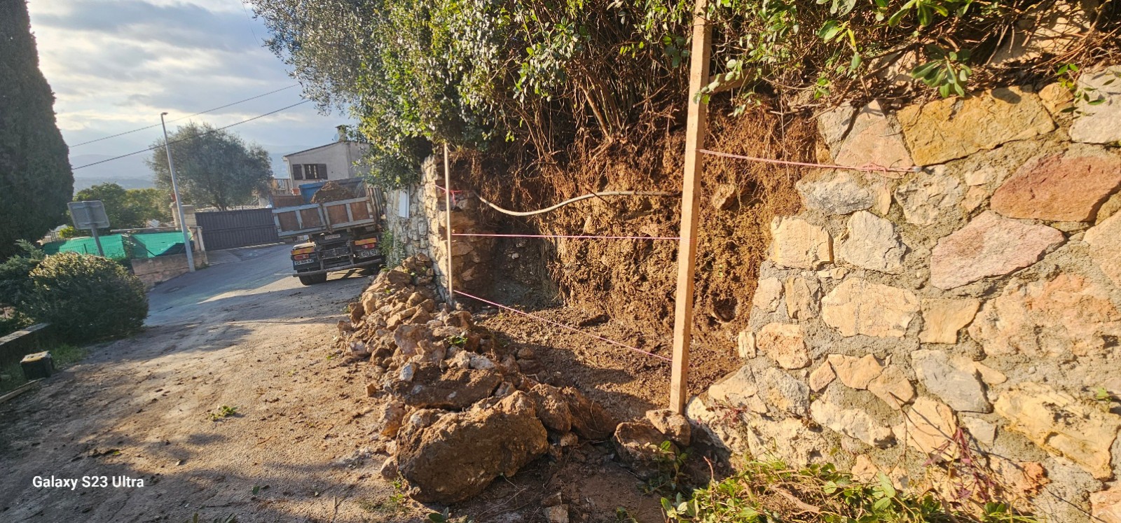 reconstruction de murets en pierres sèches à Mouans sartoux dans les Alpes Maritime