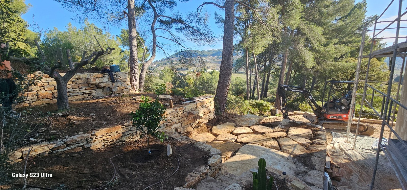 création murets en pierres sèches avec un dallage de pierres plates sur la Cadière d azur