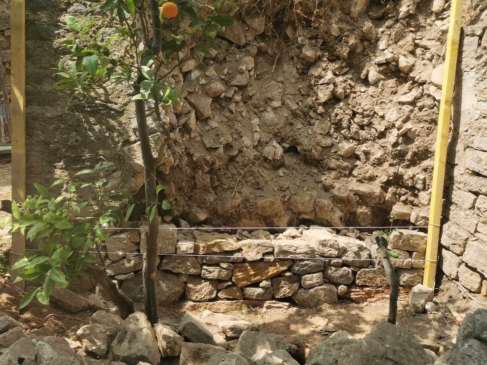 reconstruction d un mur en pierres sèches au chateau d Ollioules