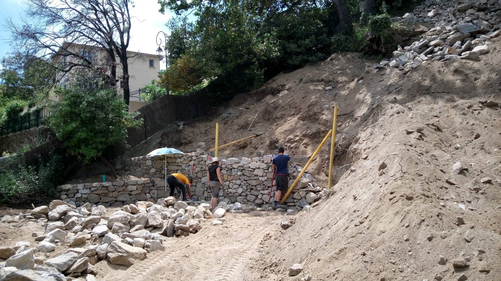 Térrassement paysager pour la construction de murets en pierres sèches à Ramatuelle dans le Var