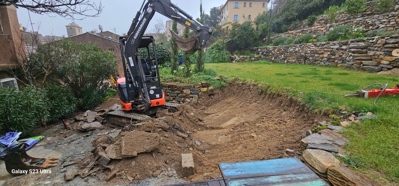 création d' une calade dans le var à Ramatuelle