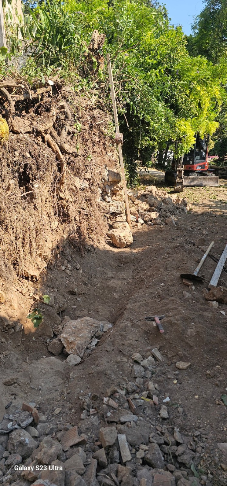 Reconstruction d un mur en pierres sèches sur Carnoul dans le Var