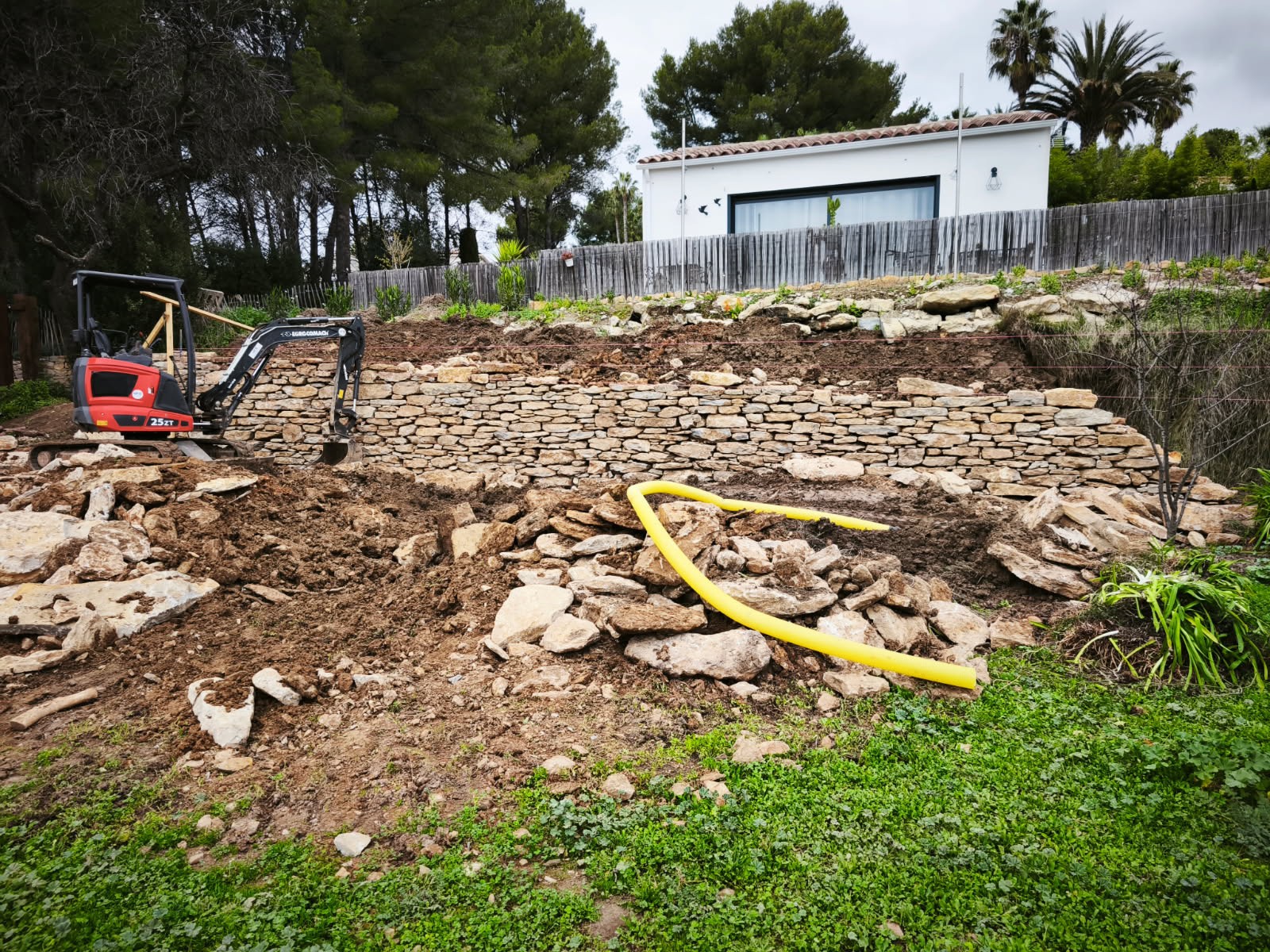 Reconstruction d un mur en pierres sèche sur La Cadiere d Azur