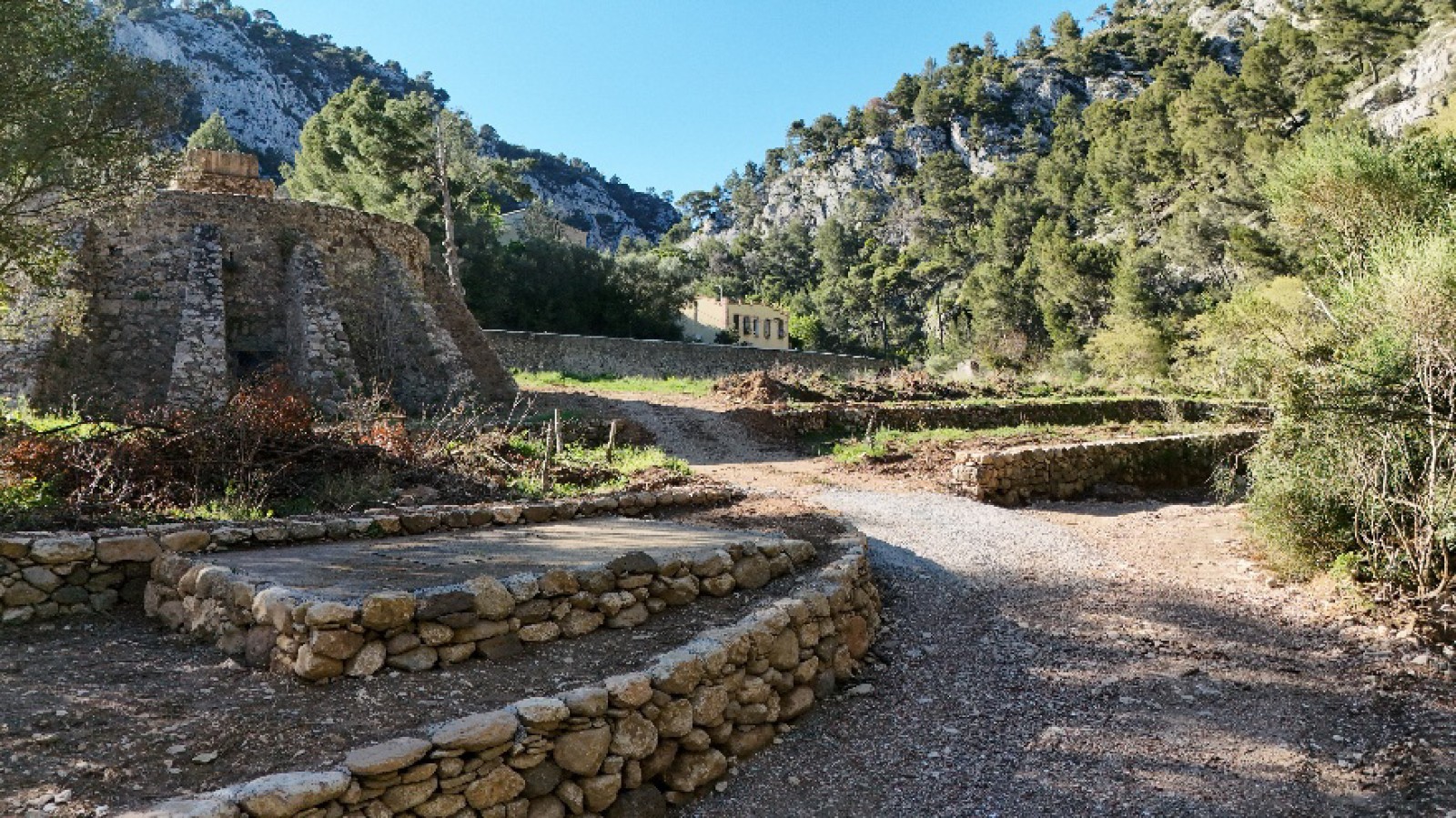 Restauration Bâtis anciens à Ollioules pour Le Verger des Gorges avec une Noria