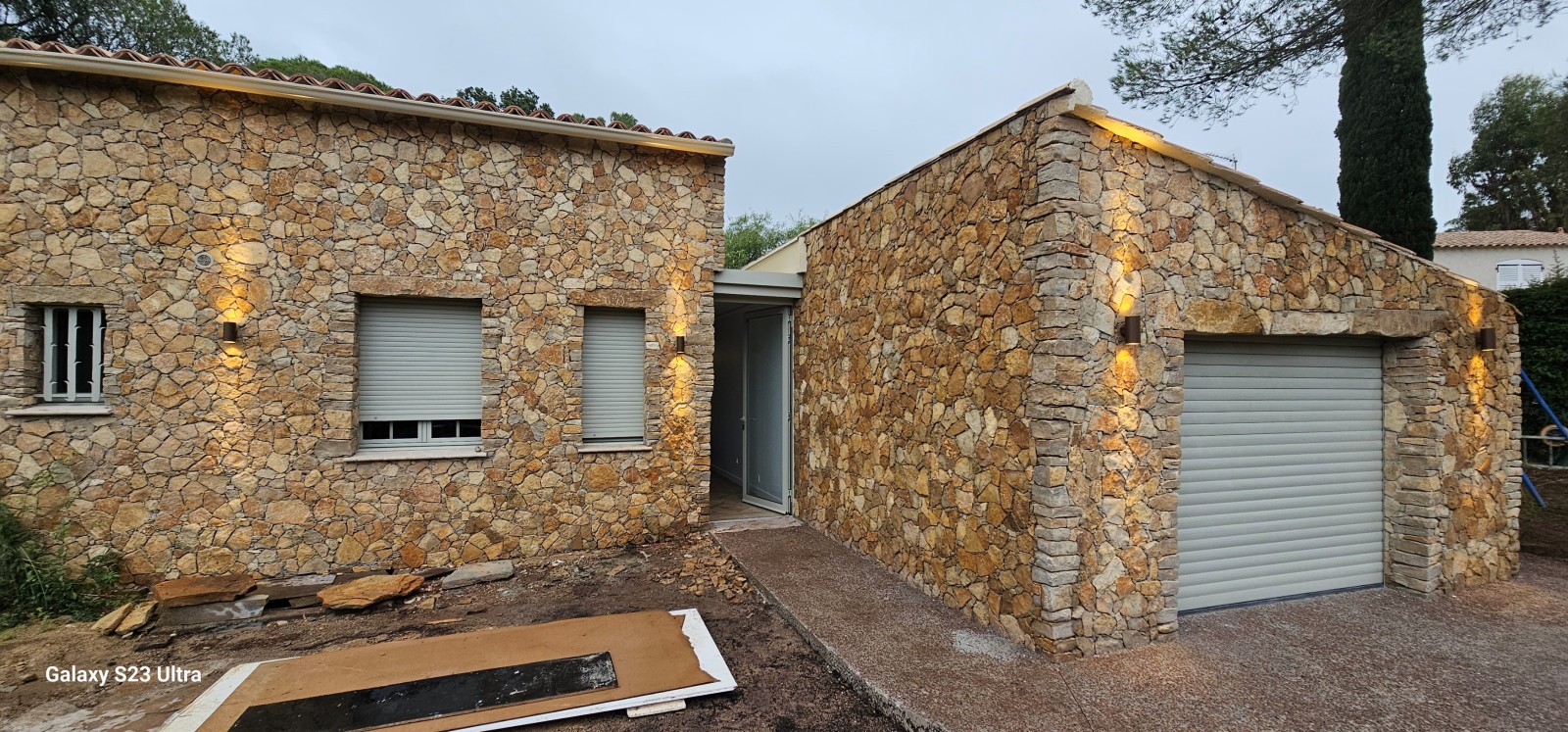 création d un parement en pierres naturel d une villa sur St Raphaël
