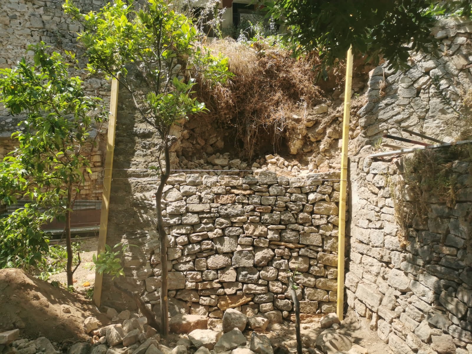 reconstruction d un mur en pierres sèches au chateau d Ollioules