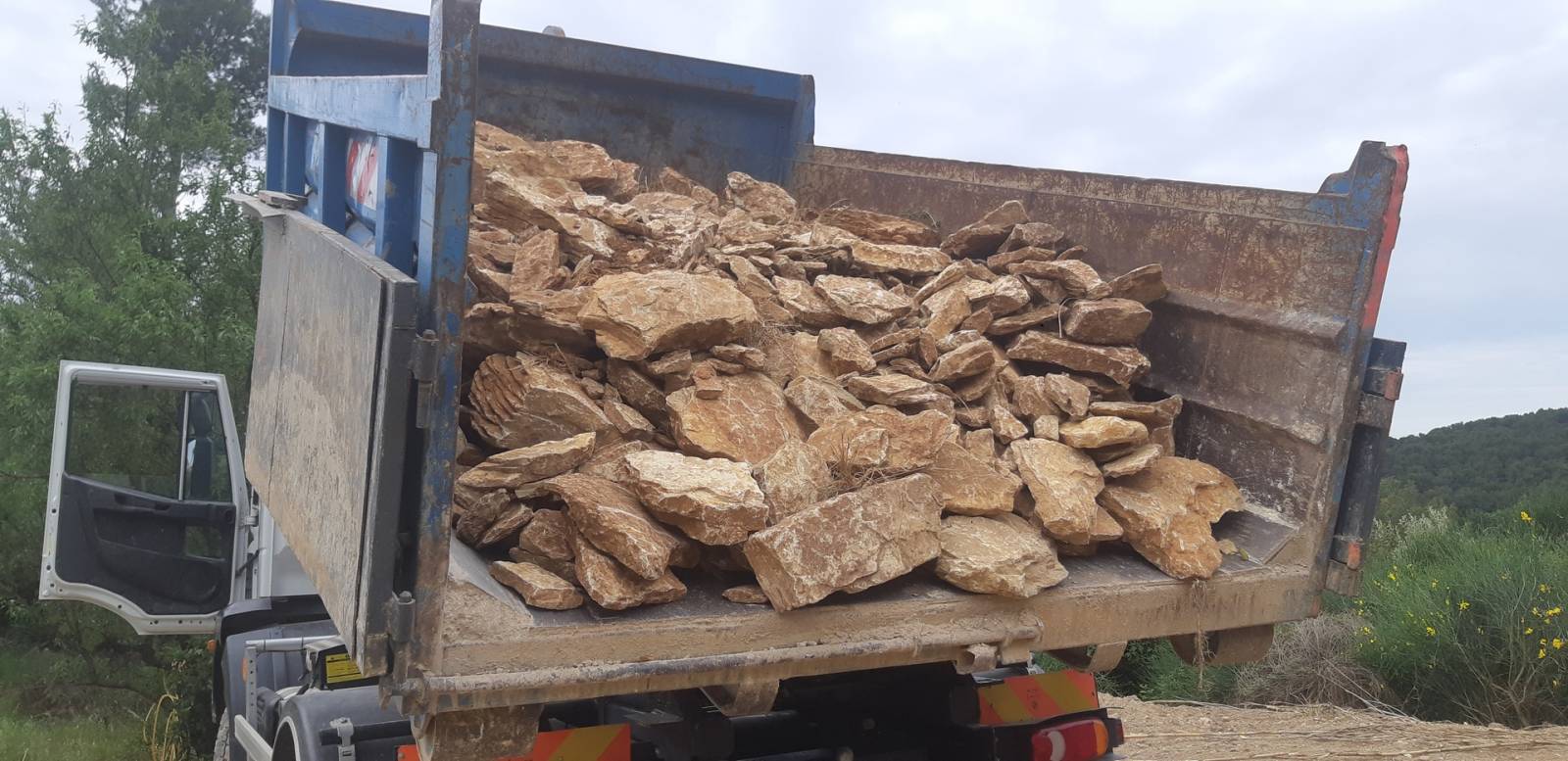 cherche livraison de pierres pour jardin