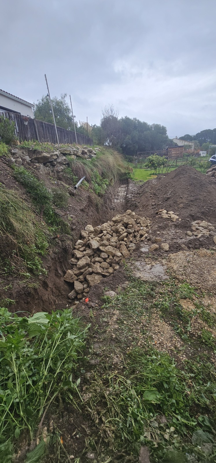 Reconstruction d un mur en pierres sèche sur La Cadiere d Azur