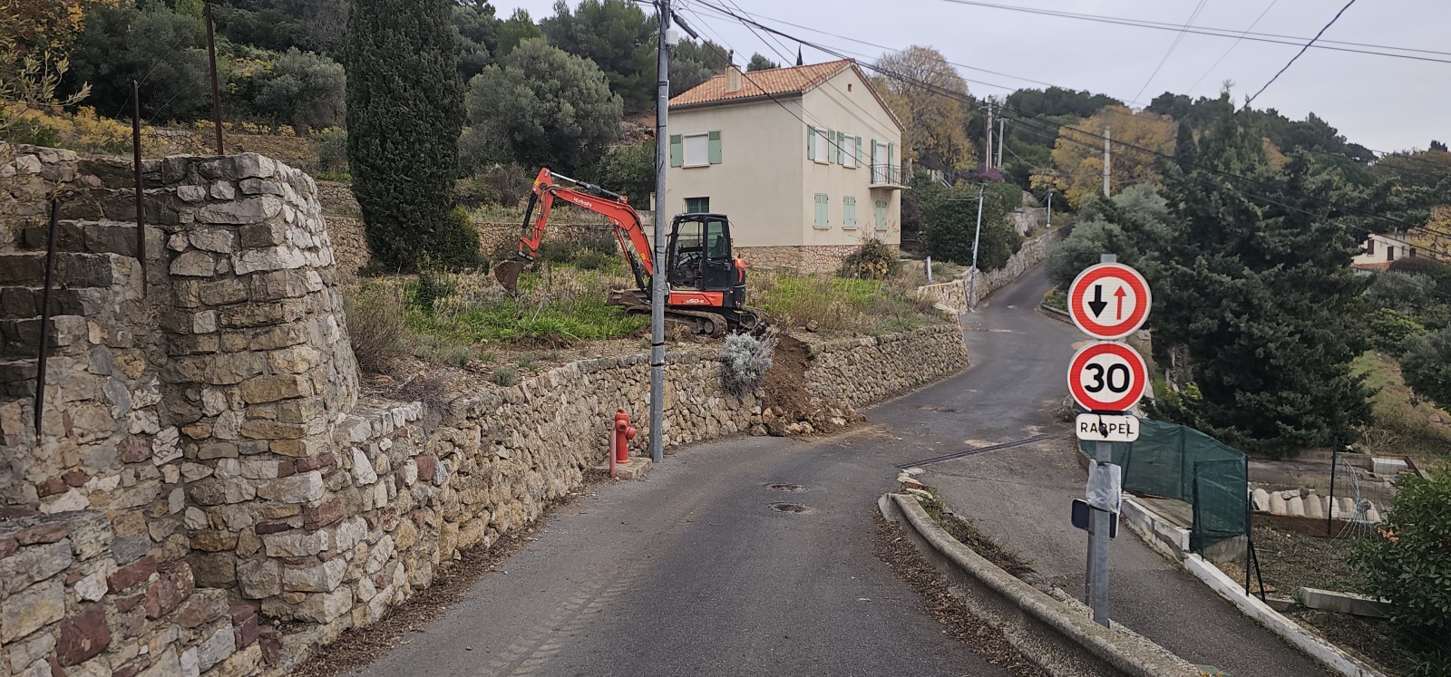 Travaux de création d’une voirie d’accès et d’un parking véhicules pour la restauration d'une ancienne maison sur la Commune de Ollioules