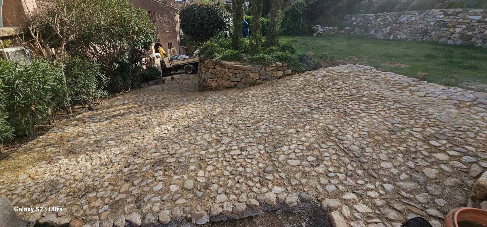 suite d une création d une calade en pierres naturelles de Rivière à Ramatuelle