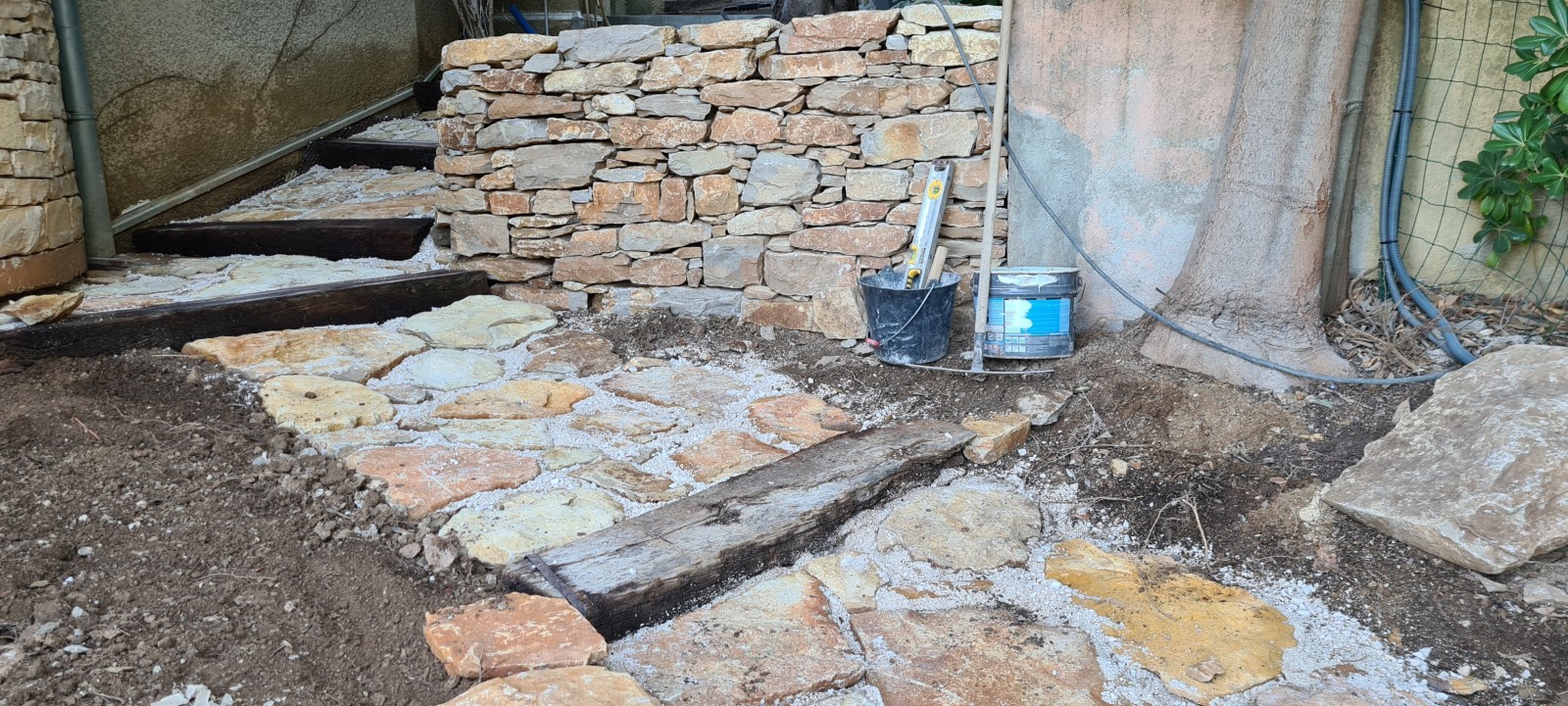 murets en pierres sèches et escalier en pierres plates