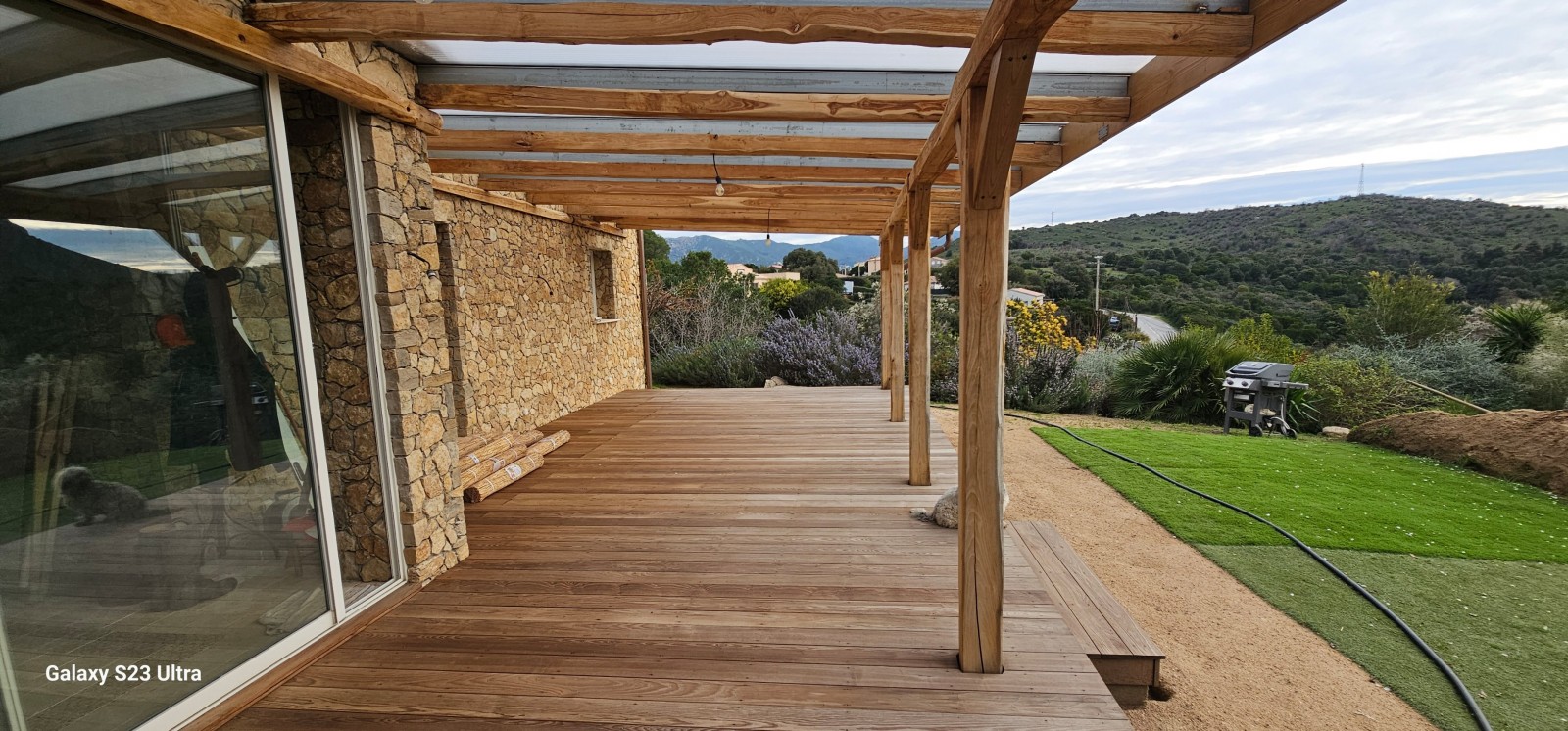 création d un parement en pierres naturel sur une villa en Corse du Sud