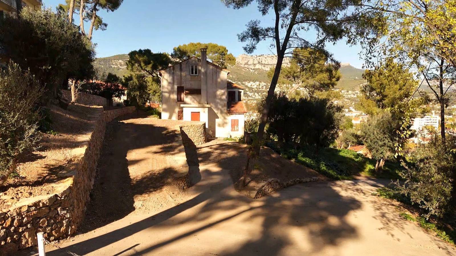 Reconstruction de vieux murets en pierres sèches sur Toulon dans le Var