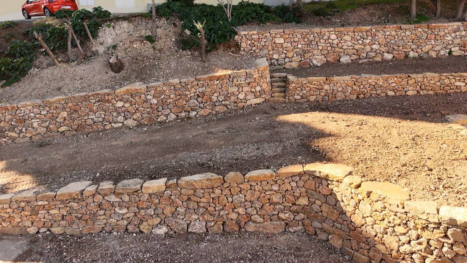 Reconstruction de vieux murets en pierres sèches sur Toulon dans le Var