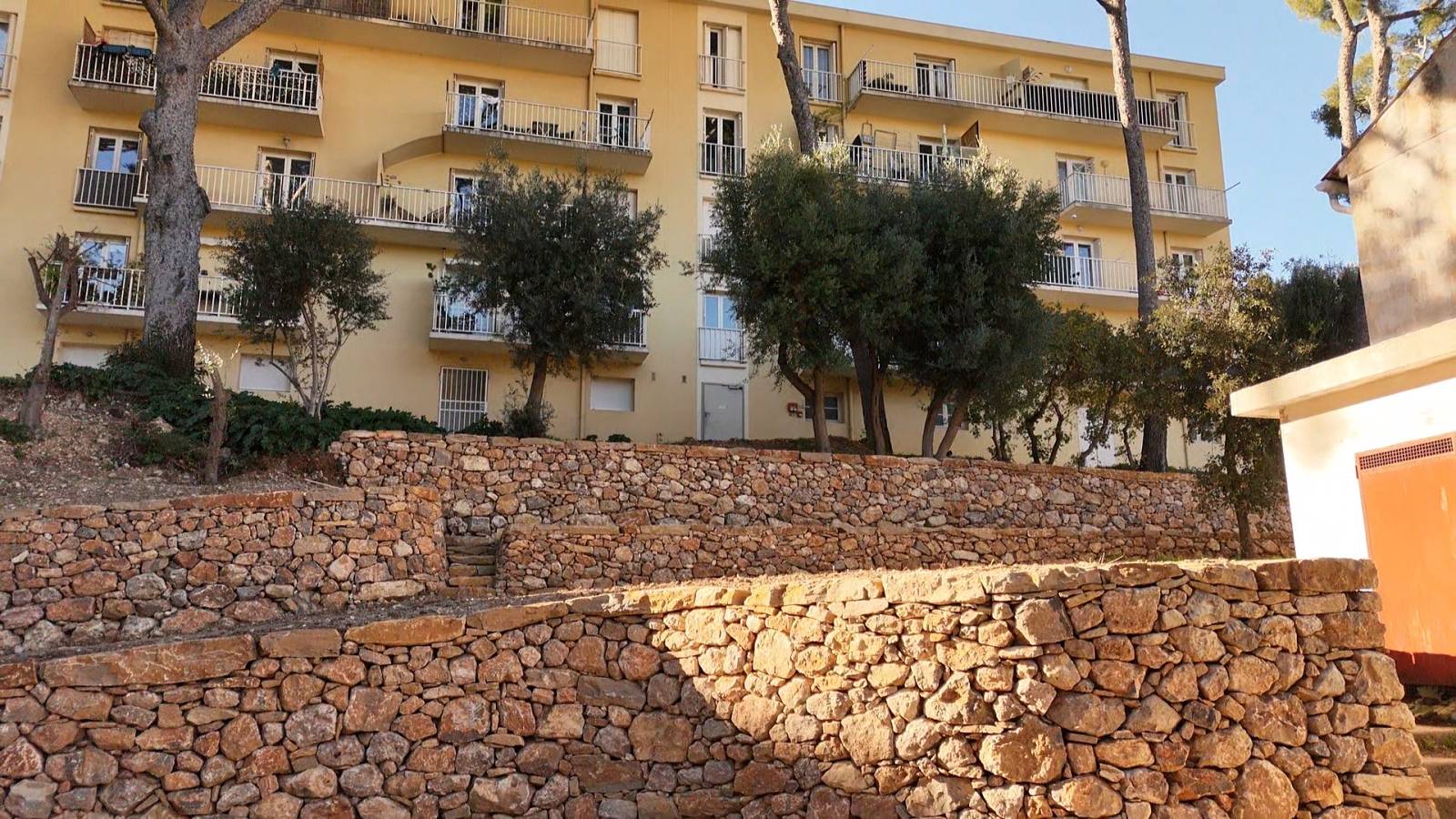 Reconstruction de vieux murets en pierres sèches sur Toulon dans le Var
