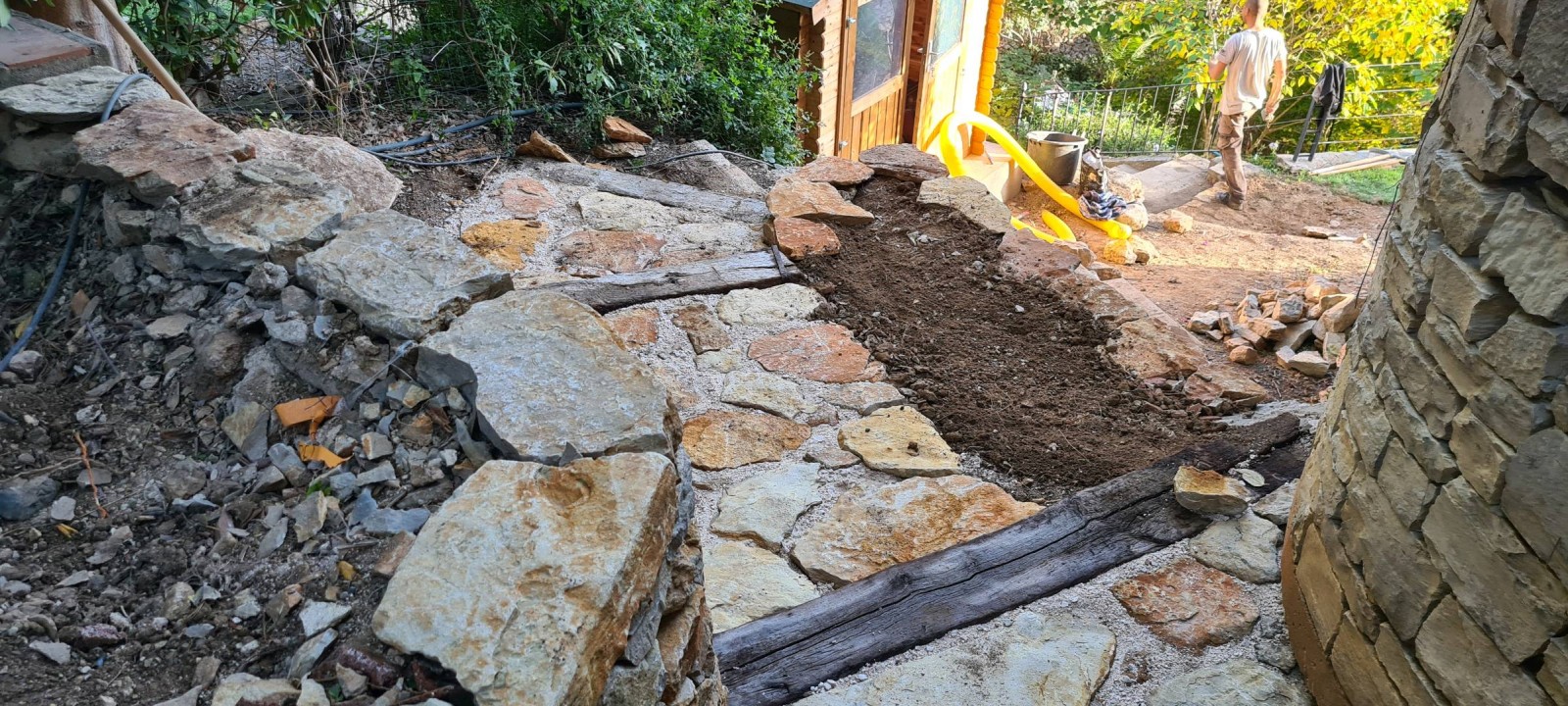 Création d'un escalier en pierres plates et d'un chemin sur Toulon 