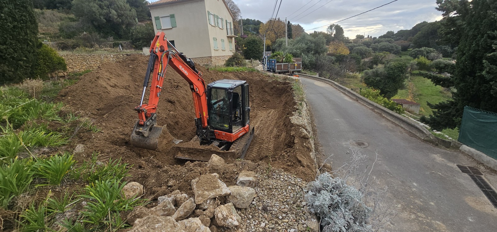 Travaux de création d’une voirie d’accès et d’un parking véhicules pour la restauration d'une ancienne maison sur la Commune de Ollioules