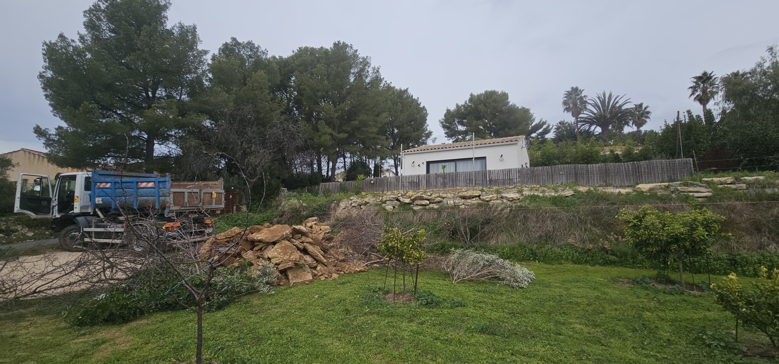 Reconstruction d un mur en pierres sèche sur La Cadiere d Azur
