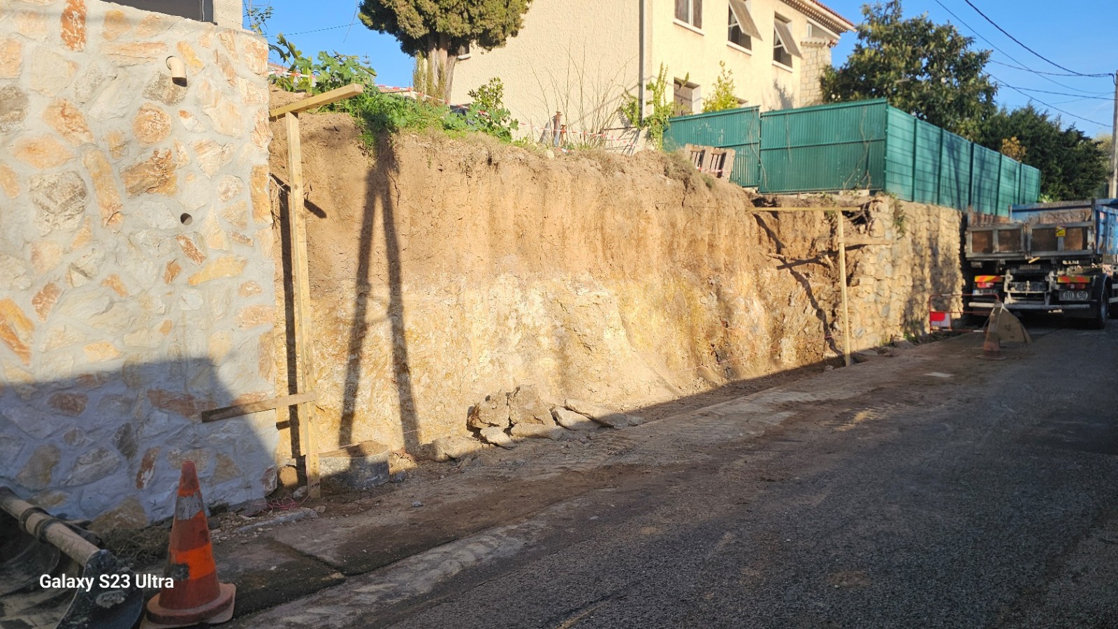reconstruction d un mur en pierres sèches à Ollioules 