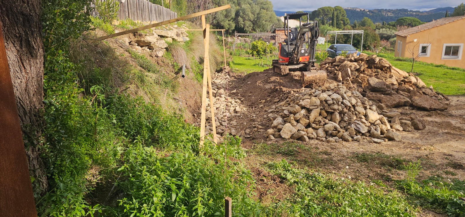Reconstruction d un mur en pierres sèche sur La Cadiere d Azur
