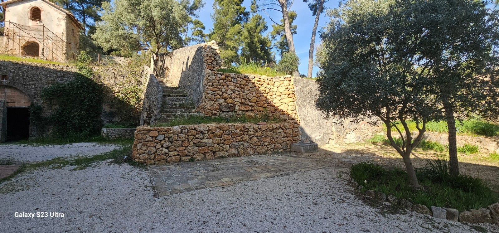 visite sur la reconstruction d un mur en pierres sèches, réalisé en 2022