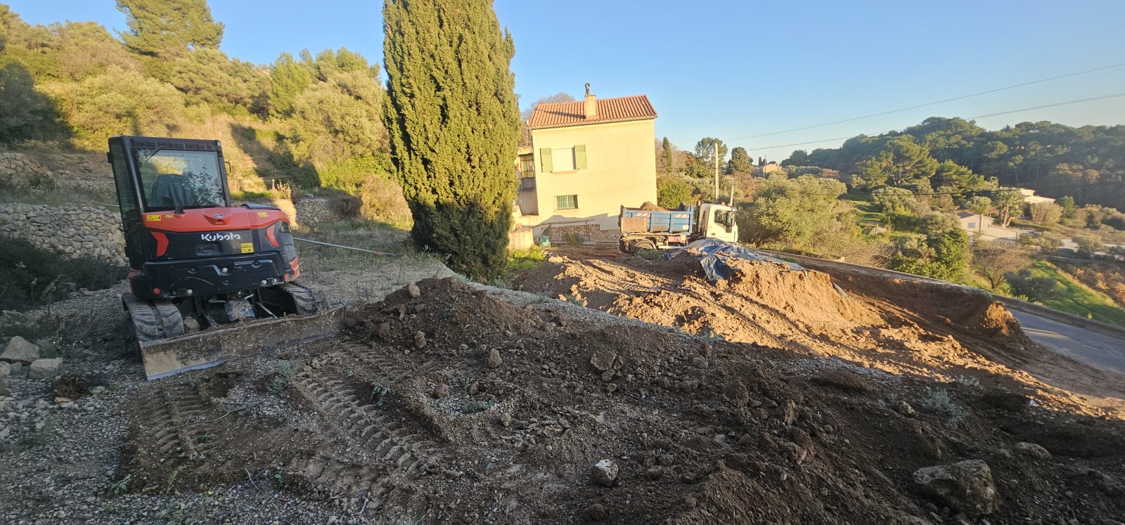 Travaux de création d’une voirie d’accès et d’un parking véhicules pour la restauration d'une ancienne maison sur la Commune de Ollioules