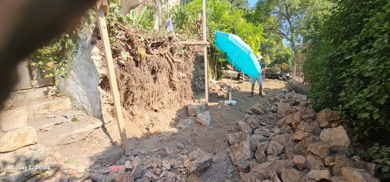 Reconstruction d un mur en pierres sèches sur Carnoul dans le Var