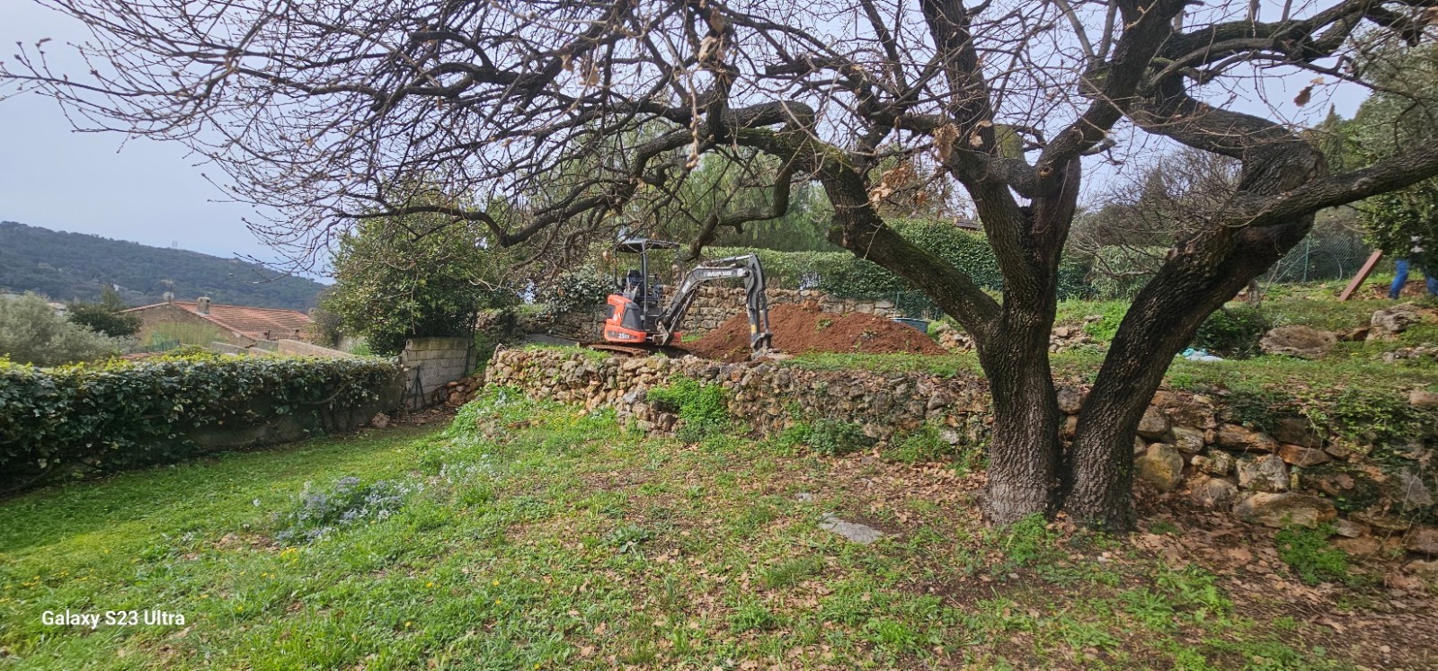 terrassement à l engin pour la reconstruction d un mur en pierres sèches sur Ollioules