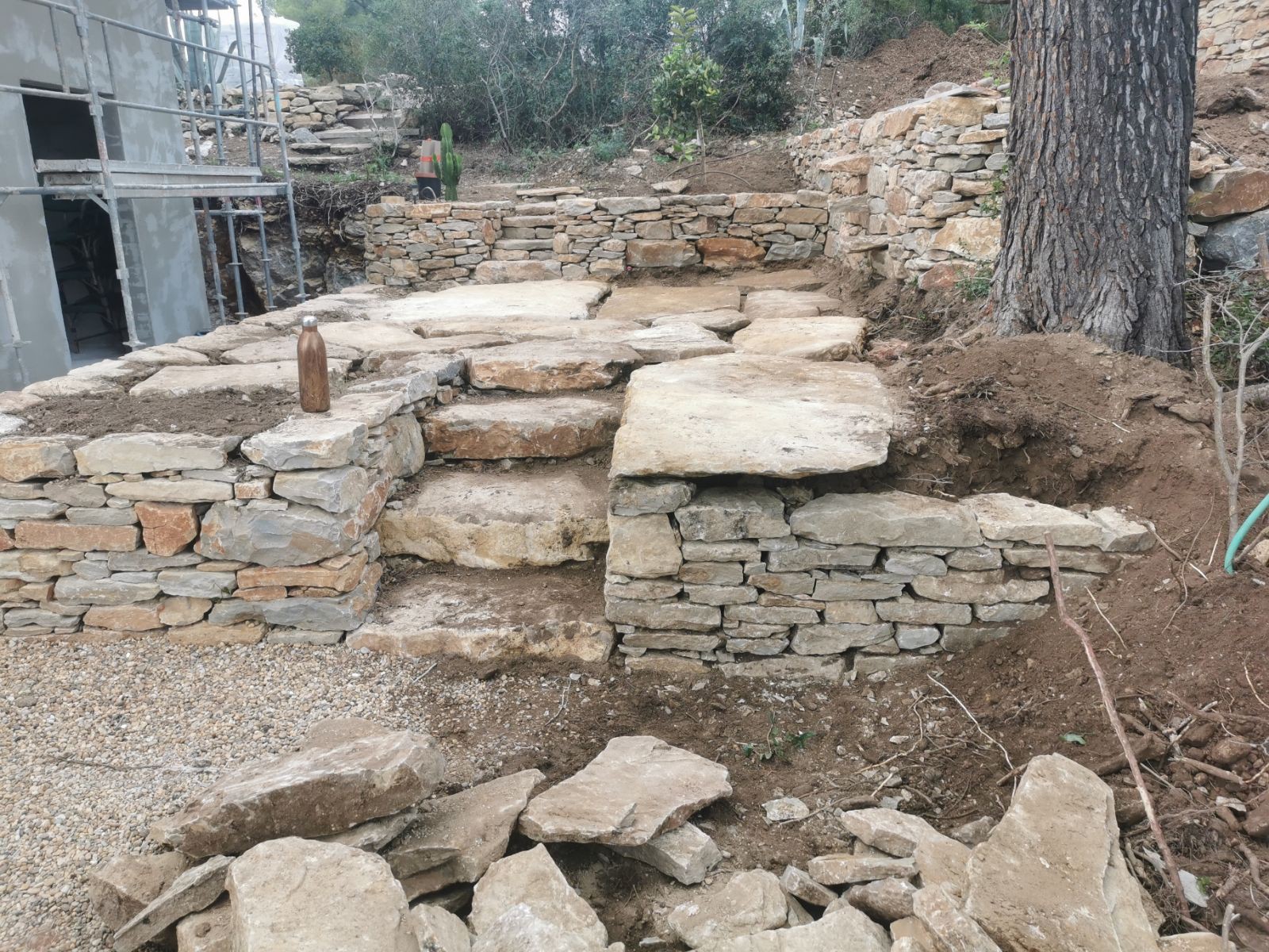 Pose de dalles de pierres naturels sur la Cadière 