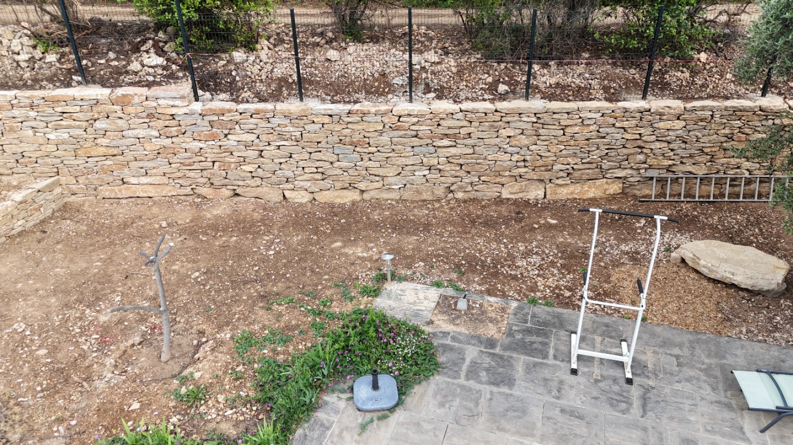 reconstruction d un mur en pierres sèches à Ollioules