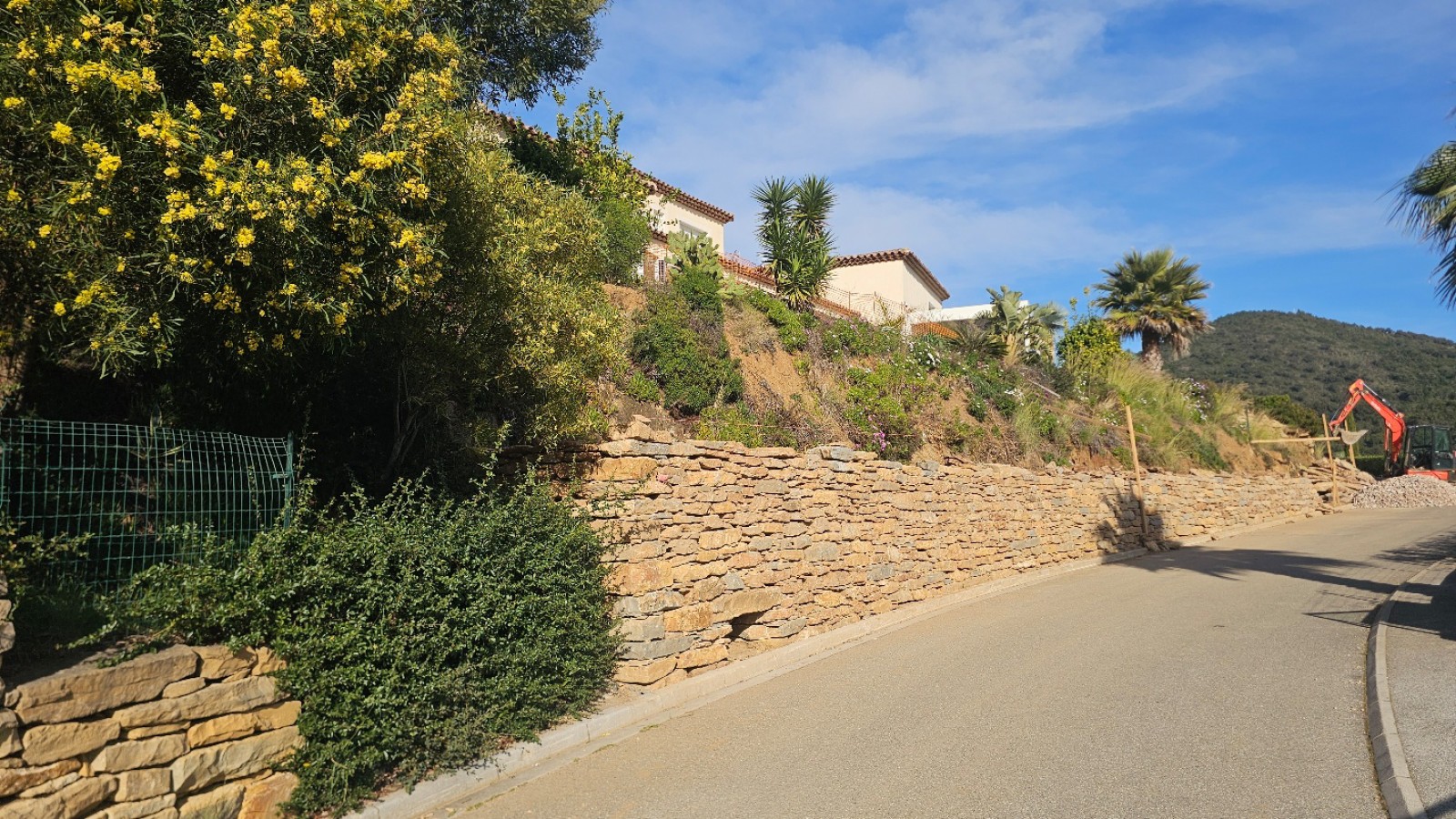 chantier de création murets en création de murets en pierres sèches à La Londes 