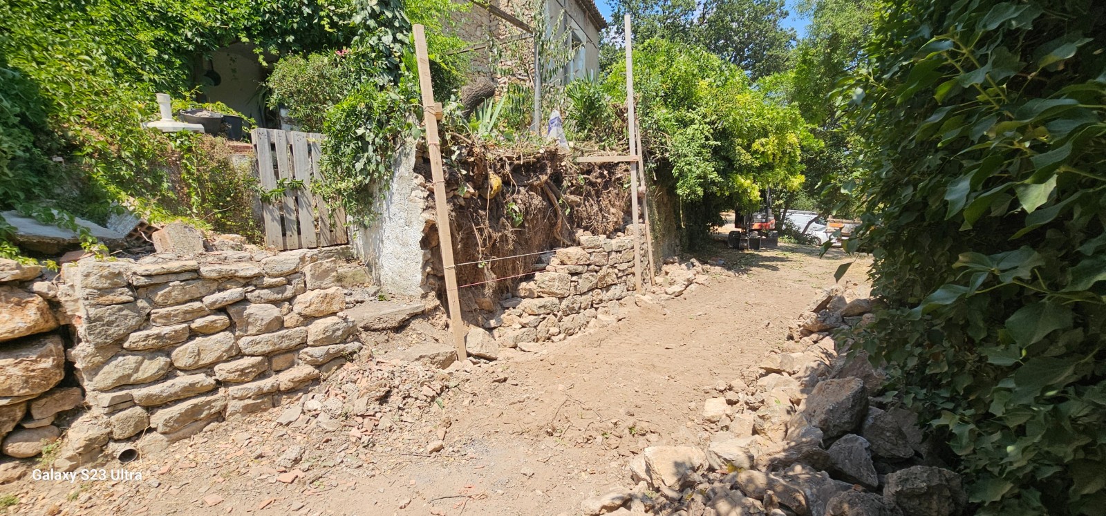 Reconstruction d un mur en pierres sèches sur Carnoul dans le Var