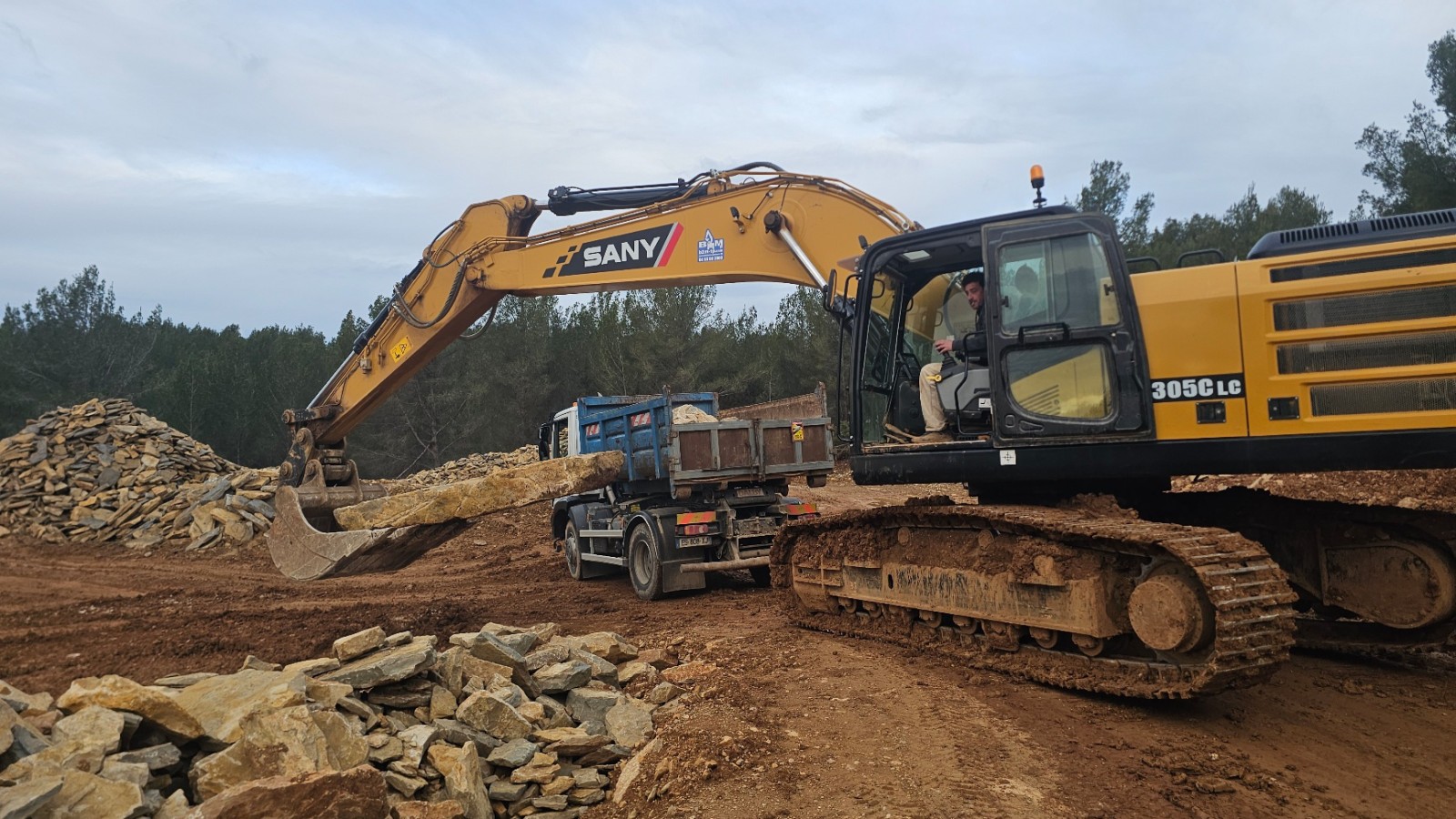 chargement d une grosse pierre de collection 