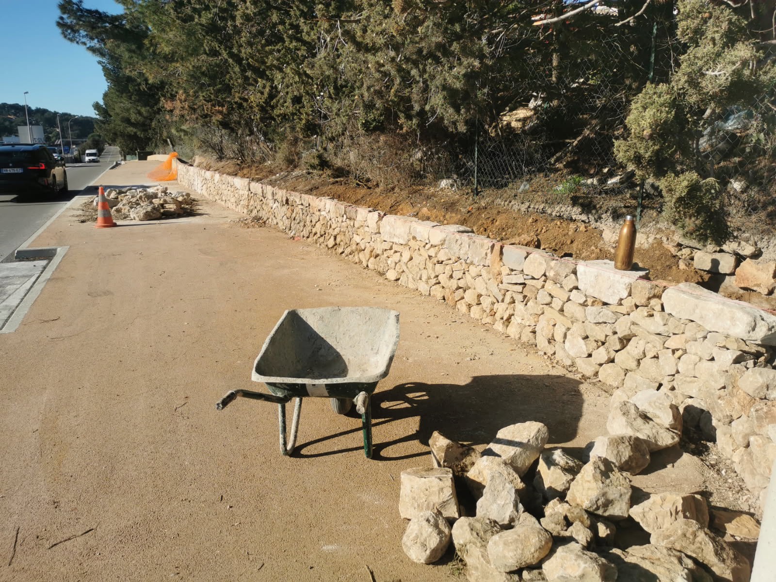 commen placer des pierres pour construire un mur en pierres sèches  