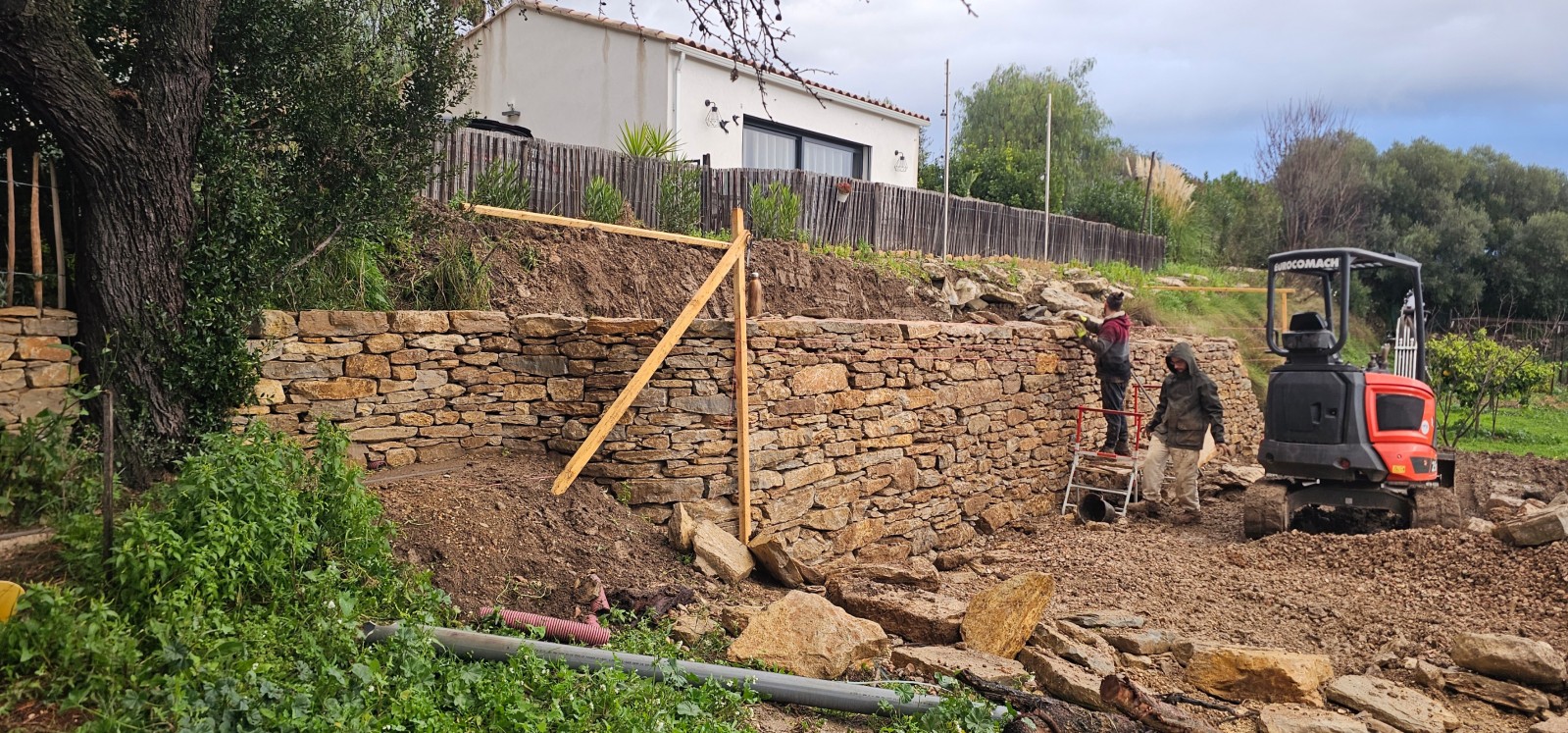Chantier en cour, reconstruction murets en pierres sèches sur La Cadièred'Azur