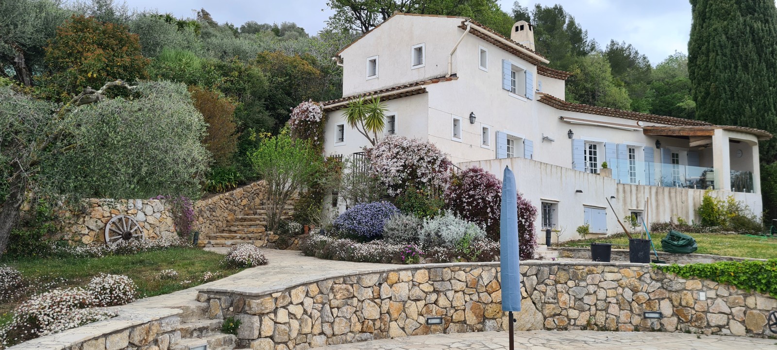 paysage de jardin avec escaliers en pierres et murets en pierres sèches
